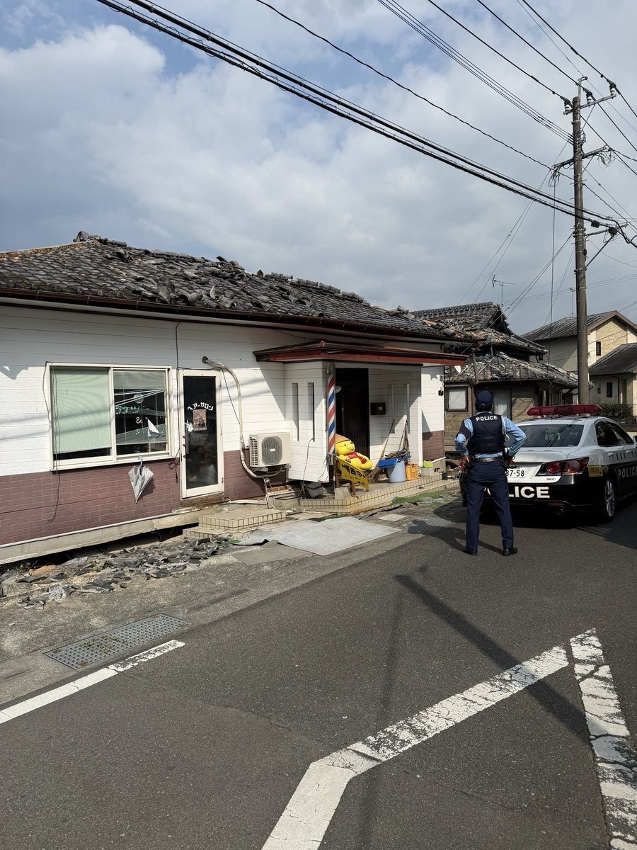 NPA_saigaiKOHO's tweet photo. 熊本県内に応援派遣された特別自動車警ら部隊は、被災地の安全・安心を確保するとともに、少しでも被災者の方々を笑顔にできるよう活動を続けています。写真は、愛媛県警察の特別自動車警ら部隊が宇城警察署管内で活動する様子です。
#令和８年熊本地震 #愛媛県警察 https://t.co/kCGPQjUFMF