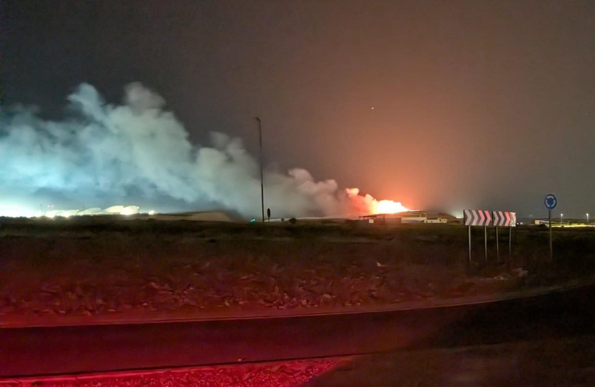 zaragozaencomun's tweet photo. Esta noche, otro incendio en el CTRUZ. Van dos este año.

Lo preocupante no es el humo. Lo verdaderamente alarmante es una gestión que acumula incidentes, opacidad y falta de control mientras el Gobierno sigue mirando hacia otro lado.

En el CTRUZ, lo que menos huele es la basura https://t.co/YtSs3enUQ0