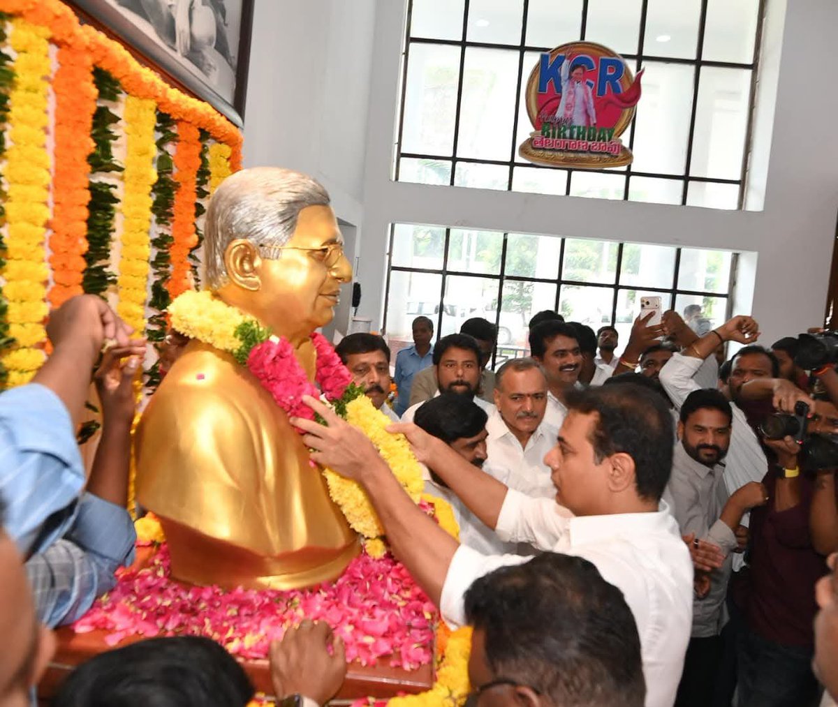KTR__Updates's tweet photo. తెలంగాణ సిద్ధాంతకర్త ప్రొఫెసర్‌ జయశంకర్‌ సార్‌ జయంతి సందర్భంగా తెలంగాణ భవన్‌లోని వారి విగ్రహానికి పూల మాల వేసి నివాళులర్పించిన @BRSparty వర్కింగ్ ప్రెసిడెంట్ @KTRBRS

ఈ కార్యక్రమంలో శాసనమండలి ప్రతిపక్షనేత మధుసూధనాచారి, మాజీ మంత్రులు జగదీష్ రెడ్డి, నిరంజన్ రెడ్డి, మహమూద్ అలీ, ఎమ్మెల్యే ముఠా గోపాల్, ఎమ్మెల్సీలు దేశపతి శ్రీనివాస్, సురభి వాణీదేవి, బీఆర్ఎస్ జనరల్ సెక్రటరీ ఆర్ఎస్ ప్రవీణ్ కుమార్, మాజీ ఎమ్మెల్యేలు గొంగిడి సునీతా, గండ్ర వెంకటరమణ, బానోత్ శంకర్ నాయక్, కోరుకంటి చందర్, మెతుకు ఆనంద్, బిగాల గణేష్, మాజీ ఎంపీ బడుగుల లింగయ్య యాదవ్, మాజీ జడ్పీ చైర్మన్ తుల ఉమా, బీఆర్ఎస్ నాయకులు రాగిడి లక్ష్మా రెడ్డి, మాజీ కార్పొరేషన్ చైర్మన్లు, తదితరులు పాల్గొన్నారు