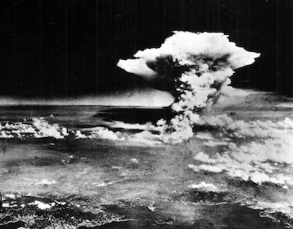 sacedator's tweet photo. El 6 de agosto de 1945 Harry S. Truman, el presidente de EE.UU, ordenó el lanzamiento de la primera bomba atómica sobre Hiroshima. La segunda sería lanzada el 9 de agosto sobre Nagasaki. Estados Unidos es el único país que ha hecho uso de la bomba. Estados Unidos es el mal. https://t.co/oK4czjgRe7