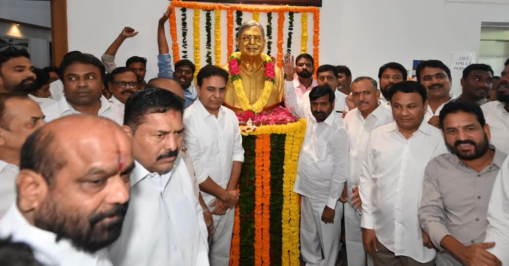 KTR__Updates's tweet photo. తెలంగాణ సిద్ధాంతకర్త ప్రొఫెసర్‌ జయశంకర్‌ సార్‌ జయంతి సందర్భంగా తెలంగాణ భవన్‌లోని వారి విగ్రహానికి పూల మాల వేసి నివాళులర్పించిన @BRSparty వర్కింగ్ ప్రెసిడెంట్ @KTRBRS

ఈ కార్యక్రమంలో శాసనమండలి ప్రతిపక్షనేత మధుసూధనాచారి, మాజీ మంత్రులు జగదీష్ రెడ్డి, నిరంజన్ రెడ్డి, మహమూద్ అలీ, ఎమ్మెల్యే ముఠా గోపాల్, ఎమ్మెల్సీలు దేశపతి శ్రీనివాస్, సురభి వాణీదేవి, బీఆర్ఎస్ జనరల్ సెక్రటరీ ఆర్ఎస్ ప్రవీణ్ కుమార్, మాజీ ఎమ్మెల్యేలు గొంగిడి సునీతా, గండ్ర వెంకటరమణ, బానోత్ శంకర్ నాయక్, కోరుకంటి చందర్, మెతుకు ఆనంద్, బిగాల గణేష్, మాజీ ఎంపీ బడుగుల లింగయ్య యాదవ్, మాజీ జడ్పీ చైర్మన్ తుల ఉమా, బీఆర్ఎస్ నాయకులు రాగిడి లక్ష్మా రెడ్డి, మాజీ కార్పొరేషన్ చైర్మన్లు, తదితరులు పాల్గొన్నారు