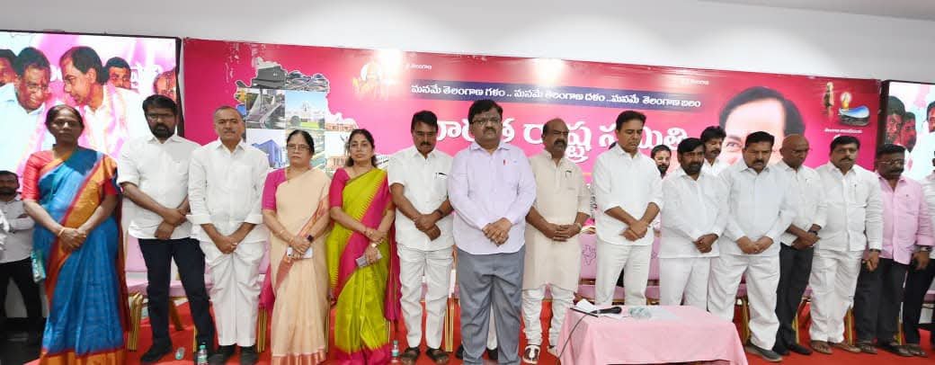 KTR__Updates's tweet photo. తెలంగాణ సిద్ధాంతకర్త ప్రొఫెసర్‌ జయశంకర్‌ సార్‌ జయంతి సందర్భంగా తెలంగాణ భవన్‌లోని వారి విగ్రహానికి పూల మాల వేసి నివాళులర్పించిన @BRSparty వర్కింగ్ ప్రెసిడెంట్ @KTRBRS

ఈ కార్యక్రమంలో శాసనమండలి ప్రతిపక్షనేత మధుసూధనాచారి, మాజీ మంత్రులు జగదీష్ రెడ్డి, నిరంజన్ రెడ్డి, మహమూద్ అలీ, ఎమ్మెల్యే ముఠా గోపాల్, ఎమ్మెల్సీలు దేశపతి శ్రీనివాస్, సురభి వాణీదేవి, బీఆర్ఎస్ జనరల్ సెక్రటరీ ఆర్ఎస్ ప్రవీణ్ కుమార్, మాజీ ఎమ్మెల్యేలు గొంగిడి సునీతా, గండ్ర వెంకటరమణ, బానోత్ శంకర్ నాయక్, కోరుకంటి చందర్, మెతుకు ఆనంద్, బిగాల గణేష్, మాజీ ఎంపీ బడుగుల లింగయ్య యాదవ్, మాజీ జడ్పీ చైర్మన్ తుల ఉమా, బీఆర్ఎస్ నాయకులు రాగిడి లక్ష్మా రెడ్డి, మాజీ కార్పొరేషన్ చైర్మన్లు, తదితరులు పాల్గొన్నారు