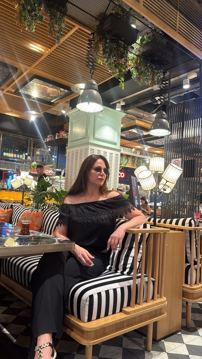 hatunonder1's tweet photo. Hayatta öyle güzel işaretler vardır ki… ❤️
Görmeyi bilirsen sana nereden geldiğini, neleri başardığını, ne kadar güçlendiğini ve verdiğin mücadeleyi hatırlatır.

Sonra bir gün, bambaşka bir hayatta, bambaşka bir yerde aynı işaretle yeniden karşılaşırsın. İşte o an anlarsın… https://t.co/MVKMGNKyC4