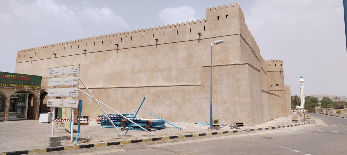 sad01231's tweet photo. #سلطنة_عُمان
ما أروع وأجمل حصن عبري التاريخي بعد إعادة ترميمه ليصبح أيقونة تراثية في قمه الروعة والجمال جمع بين عبق الماضي التليد والحاضر المشرق
وقريبا سيؤدي الأهالي بولاية #عبري صلاة الجمعة المباركة بين جنبات وردهات الجامع بحصن عبري. https://t.co/zIu07w50zs