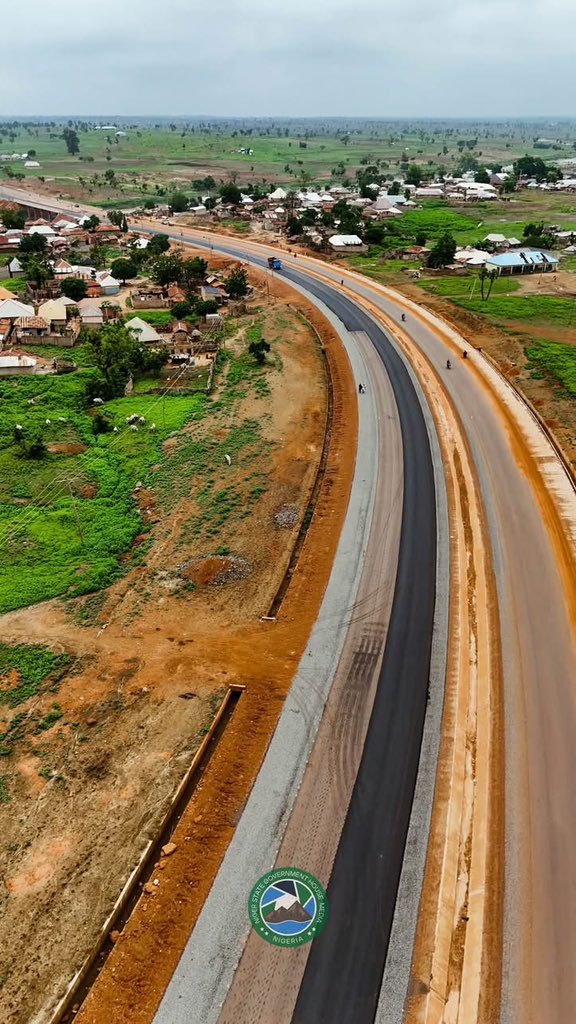 YeriTheSGF's tweet photo. Another day, another progress in Niger State. Nigeria 🇳🇬 📍

The Garatu Section of the Minna–Bida Road is taking shape under Governor Umaru @Honbago

Falle biyu ce https://t.co/CVcTPdQH7g