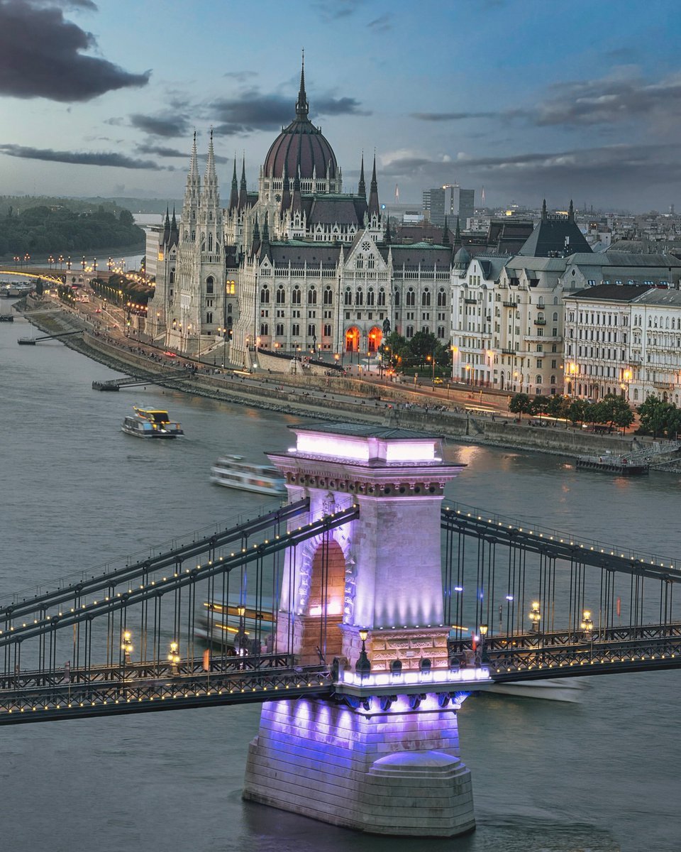 Skylinehaven76's tweet photo. Chain Bridge, Budapest 🇭🇺 https://t.co/IJE8MKlgfl
