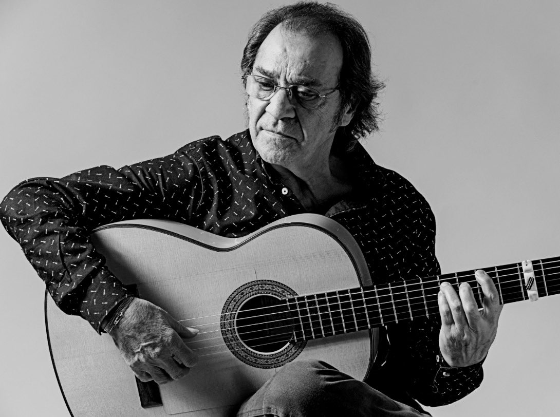 Pitingo's tweet photo. Hoy he despedido al tío Pepe Habichuela y se me ha encogido el alma. Se nos va un genio de la guitarra, con un sonido tan gitano, tan único e irrepetible. En el tanatorio me han venido tantos recuerdos de él, del tío Juan Habichuela, de Enrique Morente y de mis comienzos. Os debo tanto… Que Dios te tenga en su gloria. Mi más sentido pésame a toda la familia, especialmente a su mujer y a su hijo Josémi Carmona. Descansa en paz, maestro.