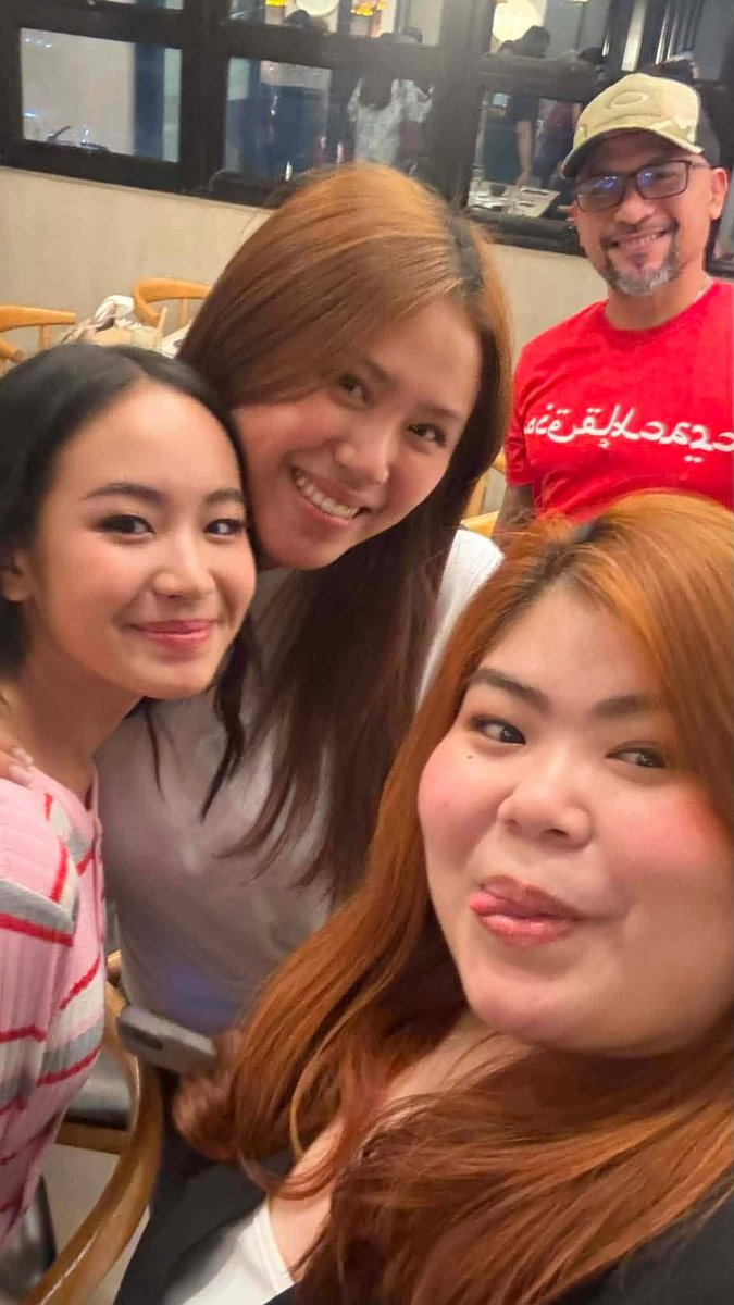 cfspokewrites's tweet photo. Ate Jinky (Clifford Sister), Ate Nat (Clifford's cousin) and Tito Mark ( Clifford's Uncle) with Caprice during their dinner bond at Ohayo resto 😊 Super cutee nilaa both chinita girlies! 🥰

Credits: Tito Mark fb post 😊

#CapFord https://t.co/6W6HITsjYC