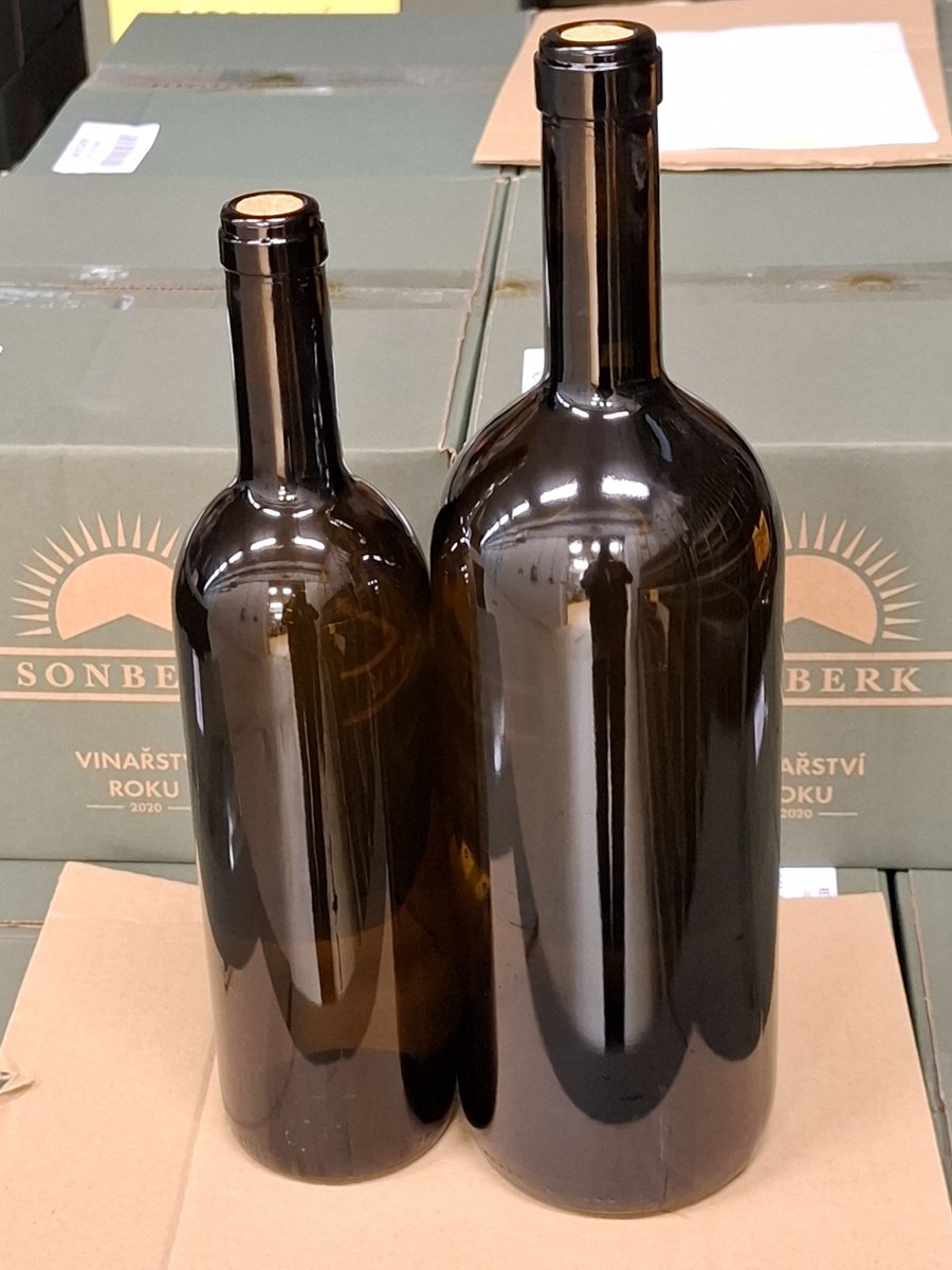 DrapalOlda's tweet photo. Dneska jedeme lahůdku. @WinerySonberk Riesling Noble rot 2025 do Magnum 250 ks a zbytek klasika. Šnečí tempo, 1,5 litru chvilku trvá. Hrozny s ušlechtilou plísní, 18 gr cukru, přes 8 gr kyselin. Už se těším.
Do velkých lahví dáváme jen občas.
Tak za půl roku v prodeji.#Riesling https://t.co/qFk7bCKva1