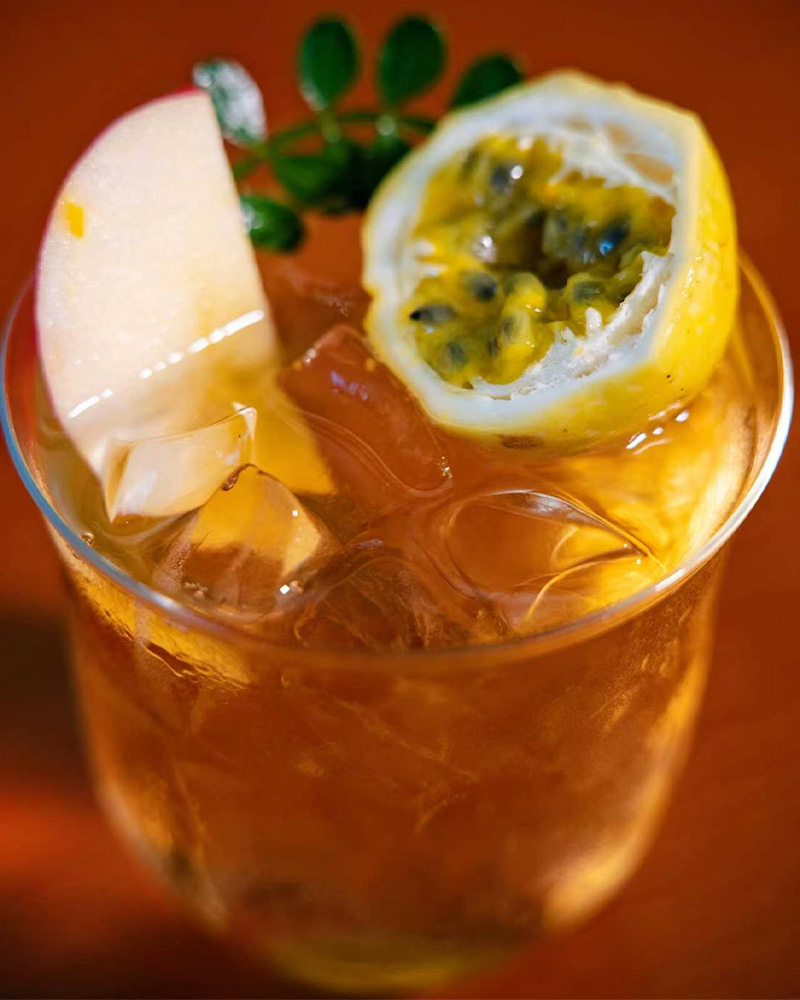 TimeBaiTea's tweet photo. Weekend ritual: one UFO drip, fresh passion fruit, plenty of ice ✨ Who knew Dahongpao could taste this refreshing? The roasted oolong depth + tropical tang = the iced tea I didn't know I needed. What's your summer tea twist? Tell me below  #Timebai #Dahongpao #IcedTeaRecipe https://t.co/jDXLcL9xiS