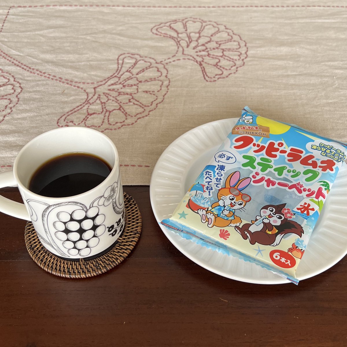 2Q_otsu's tweet photo. スマホを忘れて外回り。
なんだか落ち着かないので、予定を半分で切り上げて帰宅。

昨日チュンさんのポストに影響されて買ったあいすまんじゅうでは飽き足らず、コーヒーとクッピーラムネスティックシャーベットにも手を出しました。

クッピーが気になって調べてみたら、ウサギがクッピーで、ラムはリスらしいです。

@depression1203
#ミル活コーヒー
#ミル活アイス