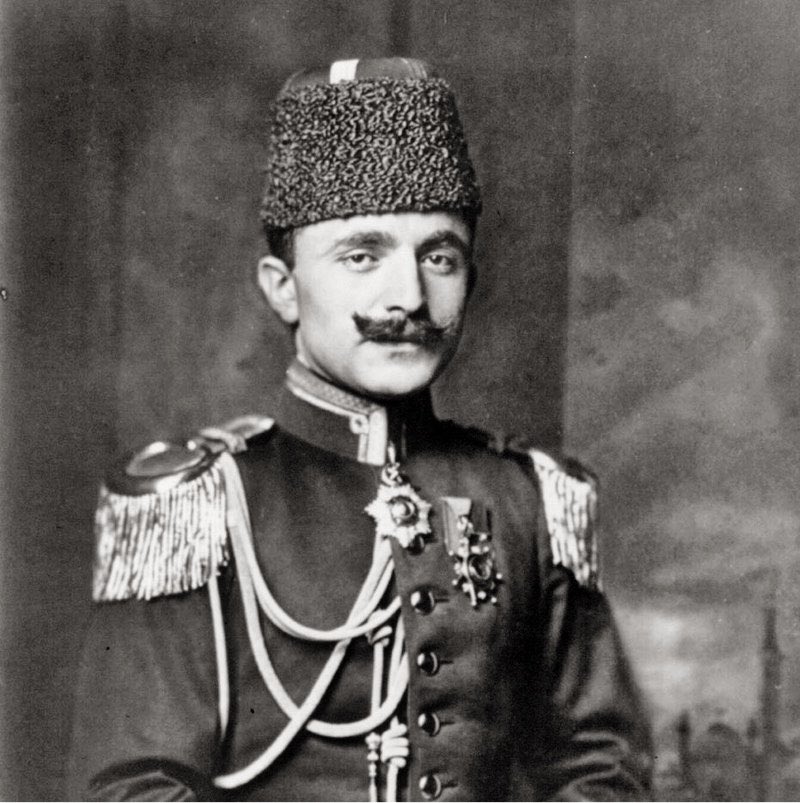 TurkcuPaylasim's tweet photo. Murat Bardakçı, Enver Paşa'nın hatıratında geçen üzücü olayı anlatıyor:

🔻Paşa'nın yazdığı çok enteresan bir şey var. 

🔻Makedonya tarafında bir yerde, bir Rus konsolos, geçtiği yerlerde Osmanlı askerlerinin kendisine selam vermesini istiyor. 

🔻Bir asker "Moskofa selam vermem" diyor.

🔻Herif kırbacıyla çocuğun suratına vuruyor, suratı parçalanıyor. 

🔻Çocuk da çekiyor silahı, konsolosu vuruyor. 

🔻Adam ölüyor orada. Kıyamet kopuyor, Divan-ı Harp toplanıyor. 

🔻Hem o nöbetçi askeri hem de bir arkadaşını idama mahkum ediyorlar. 

🔻Arkadaşının idama mahkum olmasının sebebi de mani olmaması.

🔻Enver Paşa'ya, idam mangasını kumanda görevi verilir. 

🔻Bir yolunu bulur görevi almaz. 

🔻Fakat seyretmeye gider. 

🔻Enver Paşa'nın dediği şudur aynen: "Ağlayarak seyrettim, kahroldum ve bunun tek bir müsebbibi vardır o da Abdülhamid'dir."