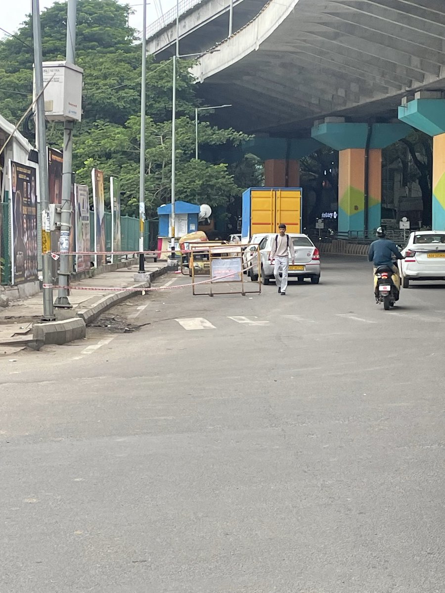 bharathrbhat's tweet photo. No footpath for pedestrians to walk at Kotapalya jn, Marenahalli. While GBA Marshall &amp; team have cleared the garbage and put barricades, footpath still unusable. Abandoned auto, illegal shops, parked vehicles still force us to walk on main road. Request action. @ICCCBengaluru https://t.co/16t1Rcnaiz