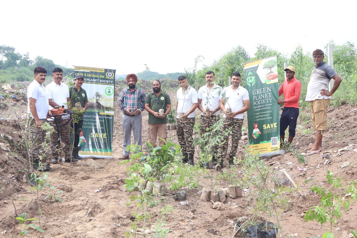 5signalbncrpf's tweet photo. @5signalbncrpf 🇮🇳joined hands with Green Planet Society, Chandigarh to conduct a #TreePlantationDrive, reaffirming our commitment 2 environmental protection & ecological sustainability.
🌳 Planting Hope, Growing the Future🌱
#GreenIndia #Theparadise @crpfindia @PIBHomeAffairs https://t.co/Grbt8a6z8N