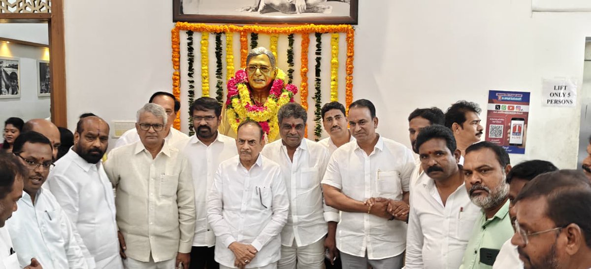MuddamNarasimha's tweet photo. తెలంగాణ భవన్లో జయశంకర్ సార్కు ఘన నివాళులు..
ముద్దం నర్సింహ యాదవ్ గారు పుష్పాలు సమర్పించి స్మరించారు..
తెలంగాణ ఆత్మకు ఆయన ఆశయాలు శాశ్వత ప్రేరణ..
#Jayashankar #TelanganaPride #BRSParty #Tribute #MuddamNarasimhaYadav https://t.co/MkLmXWvMJt
