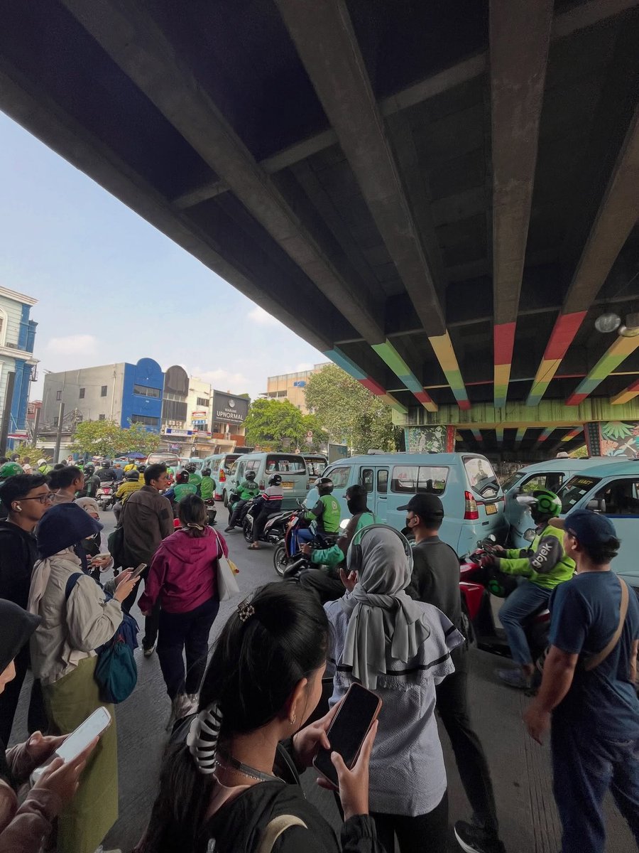 txttransportasi's tweet photo. Info dari kak cheesygurt di Threads, hari ini seluruh angkot Mikrolet M44 tidak beroperasi karena mengadakan aksi demo terkait operasional angkot Mikrotrans di sekitar Stasiun Tebet. https://t.co/NlsrI8qAYl