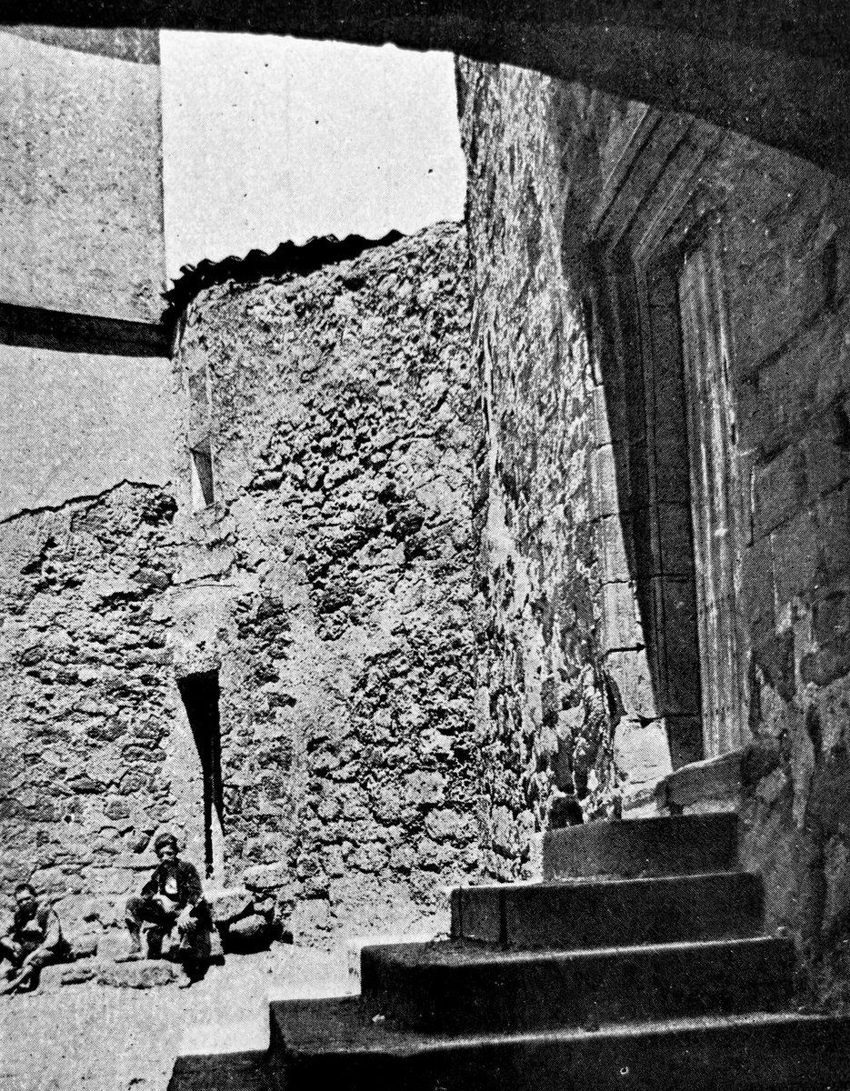 recordantora's tweet photo. Església parroquial de Sant Gil vers 1915, porta d'ingrés al temple situada a la façana oest obrada el 1568. Avui plaça Jaume Coberó i Coberó
#recordantora #memoriahistorica #memoriaoral #tora #arxiuapact https://t.co/KseJ7pQrUw