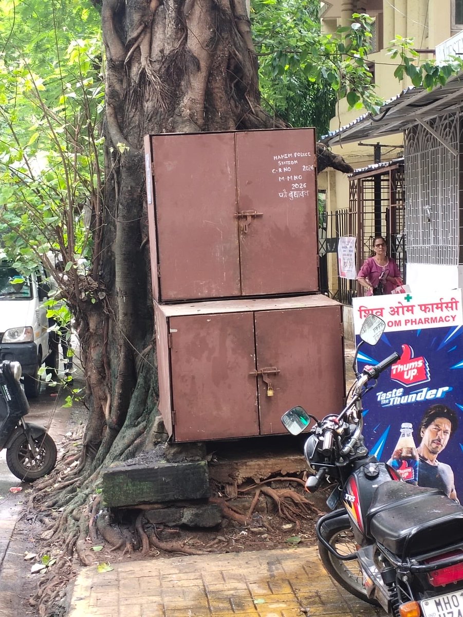 MNCDFanonymous's tweet photo. As we mentioned earlier Jamal Garage is powerful than @mybmc &amp; @MumbaiPolice after @Mahim_PS took action , the stall is released and now again back on the tree bed which clearly shows no fear of the law and corrupt practices are to be blamed will @Mahim_PS scrap this now . https://t.co/2O2d1pN0Fp