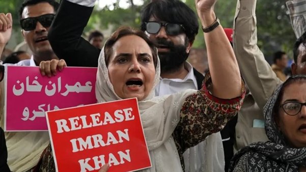 Abdulla_Alamadi's tweet photo. I have no doubt that such a huge rally to demand the release of the charismatic leader of Pakistan, Imran Khan, is a clear proof of his innocence & therefore his release from prison is a matter of time.
The more pressure, the shorter the time required for Imran's release. 
In a saying by Imam Ali ibn Abi Talib:  " A right that is pursued never gets lost".