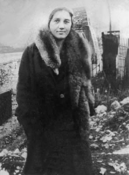 DamaSaOklopom's tweet photo. У Пребиловцима је током августа 1941. године садизам Павелићевих усташа достигне размере које су превазишле сваки људски разум, а централно место те Голготе била је сеоска школа.
​У тој школи одвила се трагедија учитељице Стане Арнаут и 120 њених ученика - деце од којих ниједно није било старије од 12 година.
​Пре него што су је сакатили и заклали, учитељицу Стану су пред њеним ђацима сатима бестијално мучили и силовали. Исту судбину доживеле су и девојчице од свега осам година.
​Деци су одсецали главе и ређали их по ђачким клупама. Из распорених утроба убијене деце усташе су вадиле црева и растезале их испод плафона и ексерима укуцавале у зидове учионице. Да би им продужили муке, клали су их полако, сипајући им со директно на пресечене вратове. Док су се одвијали ови крици, испред је свирао силом доведени ромски оркестар, а у свему је учествовао и локални римокатолички жупник.
​О монструозности злочина сведочи и писмо италијанског генерала Алесандра Лузана упућено Бениту Мусолинију:
​„Драги Дуче,
​У великој школској учионици затекао сам заклану учитељицу и 120 њених ученика! Ниједно дете није било старије од 12 година! Злочин је неумесна и наивна реч. То је превазилазило свако лудило!
​Многима су одсекли главе и поређали их по ђачким клупама. Из распорених утроба усташе су извукле црева и, као новогодишње врпце, растегли их испод плафона и ексерима укуцали у зидове! Приметио сам начету врећу соли у ћошку и згрануто установио да су их клали полако, солећи им вратове!
​Изнели смо једног ђака који је још дисао са напола пресеченим гркљаном, повратили га свести и од њега сазнали пуну истину. Злочинци су најпре силовали учитељицу Српкињу (Стану Арнаутовић) и онда је пред децом убили. Силовали су и девојчице од осам година. За све то време певао је силом доведени оркестар цигана... На вечну срамоту наше, римске цркве и један Божији човек, један жупник, у свему томе је учествовао!
​На савест Италије и наше културе пашће неизбрисива мрља, ако се, док је време, не дистанцирамо од усташа и не спречимо да се нама припише да подржавамо безумље!“
​Вечан помен и царство небеско Светим мученицима пребиловачким!