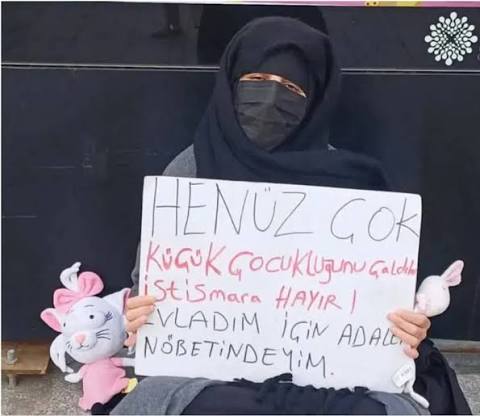 EceYol's tweet photo. Unutturma! 
Bugün 154. gün  

Fatma Nur ve Hifa’yı koruyamadık, karanlığa gömüldüler.      

Bu surat halen geziyor, deniz kokusunu içine çekiyor, şükrediyor.      

 Neden?
 #AyhanŞengülertutuklansın https://t.co/H6RP7uwV5B