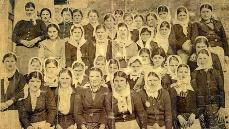 DamaSaOklopom's tweet photo. У Пребиловцима је током августа 1941. године садизам Павелићевих усташа достигне размере које су превазишле сваки људски разум, а централно место те Голготе била је сеоска школа.
​У тој школи одвила се трагедија учитељице Стане Арнаут и 120 њених ученика - деце од којих ниједно није било старије од 12 година.
​Пре него што су је сакатили и заклали, учитељицу Стану су пред њеним ђацима сатима бестијално мучили и силовали. Исту судбину доживеле су и девојчице од свега осам година.
​Деци су одсецали главе и ређали их по ђачким клупама. Из распорених утроба убијене деце усташе су вадиле црева и растезале их испод плафона и ексерима укуцавале у зидове учионице. Да би им продужили муке, клали су их полако, сипајући им со директно на пресечене вратове. Док су се одвијали ови крици, испред је свирао силом доведени ромски оркестар, а у свему је учествовао и локални римокатолички жупник.
​О монструозности злочина сведочи и писмо италијанског генерала Алесандра Лузана упућено Бениту Мусолинију:
​„Драги Дуче,
​У великој школској учионици затекао сам заклану учитељицу и 120 њених ученика! Ниједно дете није било старије од 12 година! Злочин је неумесна и наивна реч. То је превазилазило свако лудило!
​Многима су одсекли главе и поређали их по ђачким клупама. Из распорених утроба усташе су извукле црева и, као новогодишње врпце, растегли их испод плафона и ексерима укуцали у зидове! Приметио сам начету врећу соли у ћошку и згрануто установио да су их клали полако, солећи им вратове!
​Изнели смо једног ђака који је још дисао са напола пресеченим гркљаном, повратили га свести и од њега сазнали пуну истину. Злочинци су најпре силовали учитељицу Српкињу (Стану Арнаутовић) и онда је пред децом убили. Силовали су и девојчице од осам година. За све то време певао је силом доведени оркестар цигана... На вечну срамоту наше, римске цркве и један Божији човек, један жупник, у свему томе је учествовао!
​На савест Италије и наше културе пашће неизбрисива мрља, ако се, док је време, не дистанцирамо од усташа и не спречимо да се нама припише да подржавамо безумље!“
​Вечан помен и царство небеско Светим мученицима пребиловачким!