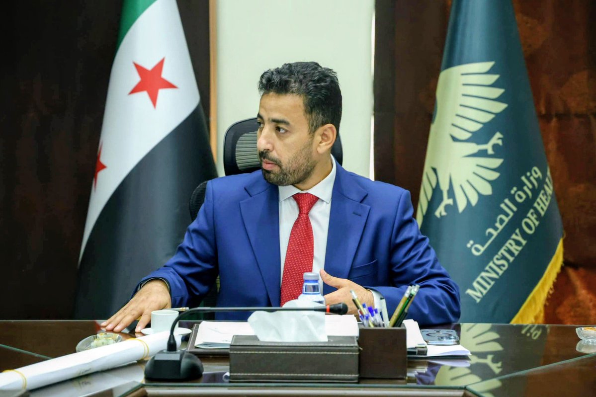 albasarint's tweet photo. حين تتكامل الجهود #الإنسانية مع المؤسسات الحكومية تتحول المبادرات الطبية إلى قصص نجاح تلامس حياة الناس. ويجسد التعاون بين #وزارة_الصحة_السورية و #مؤسسة_البصر_العالمية هذا المعنى بأفضل صورة من خلال حملات مجانية لمكافحة #العمى أسهمت في إعادة البصر لآلاف المرضى وفتحت نافذة جديدة للأمل أمام أسرهم ومجتمعاتهم.
ومنذ العام الماضي واصلت #مؤسسة_البصر_العالمية توسيع نطاق خدماتها في مختلف المحافظات السورية فنفذت حملات طبية مجانية في #دمشق و #حلب و #حمص و #دير_الزور و #الرقة و #اللاذقية لتوفير خدمات الكشف والعلاج وإجراء عمليات إزالة #المياه_البيضاء وتوزيع النظارات الطبية وصولا إلى الفئات الأكثر احتياجا.
ويأتي الاجتماع الذي عقده #وزير_الصحة_السوري الدكتور مصعب العلي مع وفد المؤسسة الذي ضم كلا من نائب المدير التنفيذي لمؤسسة البصر العالمية الأستاذ/ فتحي غالب و المدير الطبي للمؤسسة الدكتور /صادق الدعيس تأكيدا لنجاح هذه الشراكة وتقديرا للدور الذي تؤديه المؤسسة في دعم القطاع الصحي من خلال تنفيذ الحملات الطبية وتخفيف العبء عن المرافق الصحية والمساهمة في الحد من الإعاقة البصرية.

إنها مبادرات من #مؤسسة_البصر_العالمية وشركائها في #سوريا تقدّم العمليات الجراحية، وتعيد بفضل الله الإنسان إلى أسرته وعمله وتعليمه وترسّخ الأمل في مجتمع يحتاج إلى مبادرات #إنسانية مستدامة. 

#مؤسسة_البصر_العالمية #لعيون_تبصر_الأمل #الجمهورية_العربية_السورية
#مكافحة_العمى #المياه_البيضاء #طب_وجراحة_العيون  #نصنع_البسمة