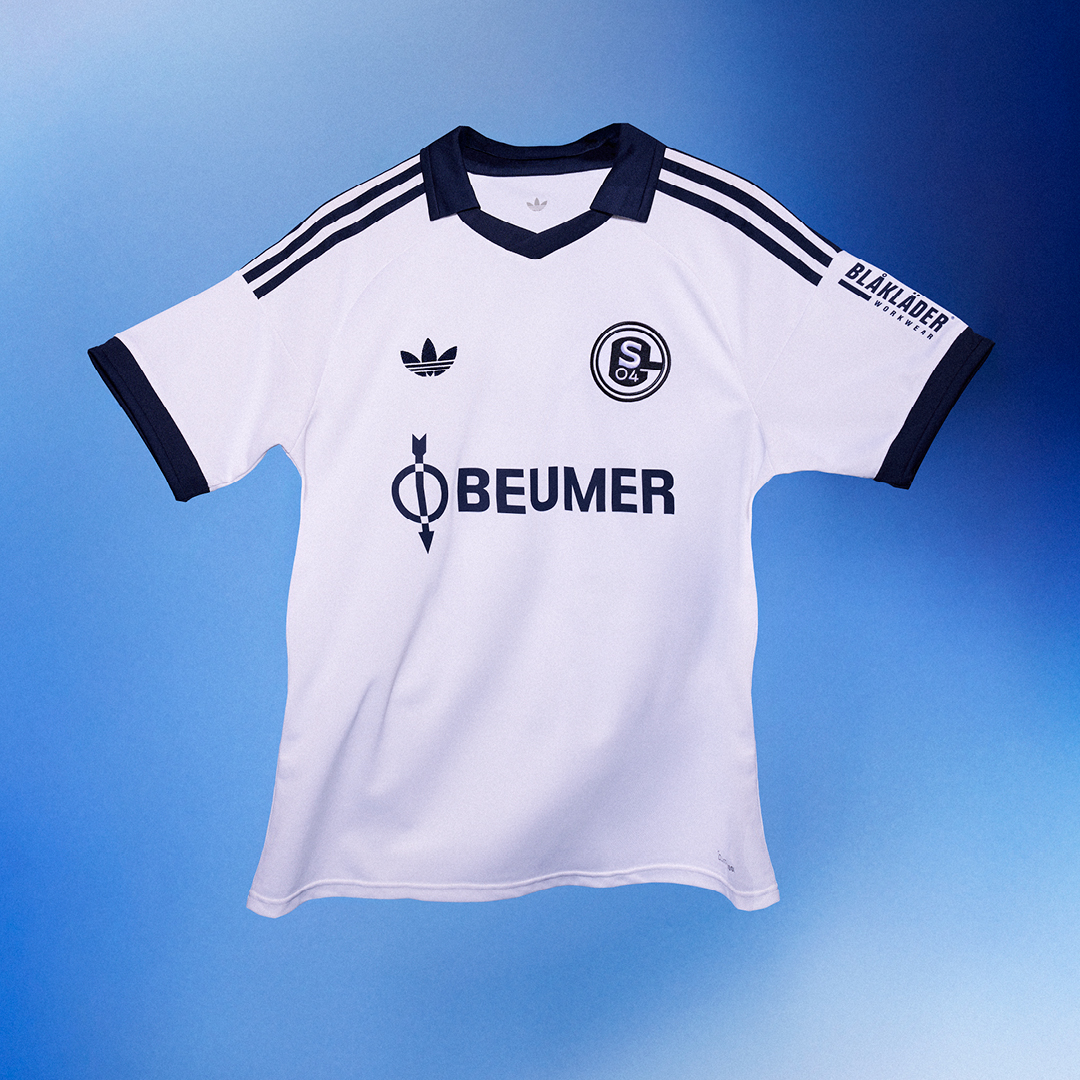 s04's tweet photo. Von damals. Für immer.
Das offizielle #S04-Auswärtstrikot 2026/2027

➡️ https://t.co/0bjFdT8YX8

 #S04 | #11teamsports | @adidasfootball https://t.co/eTcP8LcCSU
