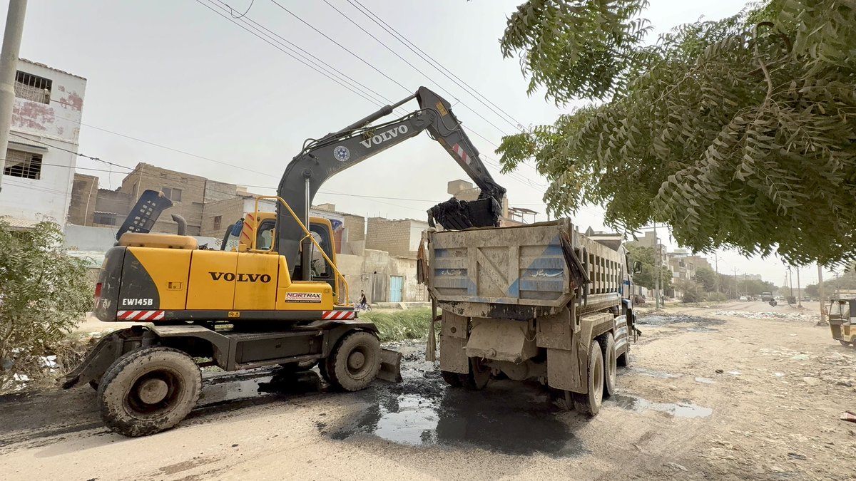 PPP_PS122's tweet photo. پاکستان پیپلز پارٹی سٹی ایریا پی ایس۔122 کے عہدے داران یونین کونسل یوسی اور وارڈ کے عہدے داران ورکر کارکنان خود کھڑے ہو کر اپنی موجودگی میں آج 25 جولائی بروز ہفتہ 4200 روڈ پر :4 اسٹار لان کے سامنے جو نالا چوک ہو گیا تھا شاول مشینری کی مدد سے اس وقت نالوں کی صفائی کی جا رہی ہے https://t.co/AlNDaPRTgr