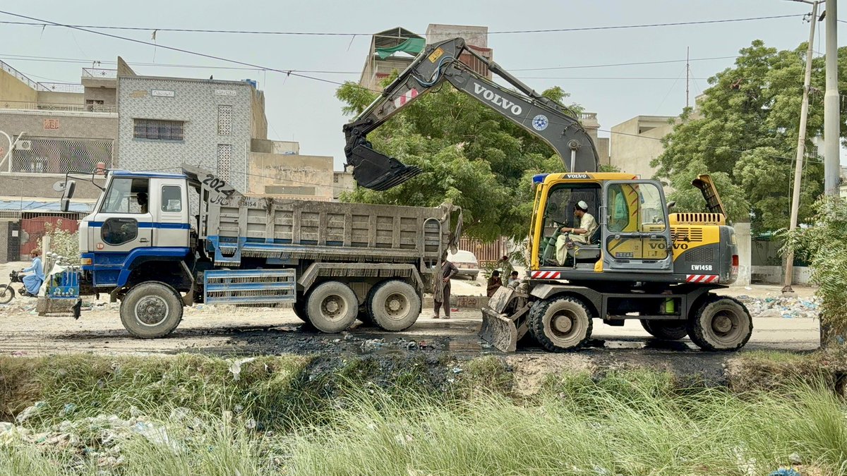 PPP_PS122's tweet photo. پاکستان پیپلز پارٹی سٹی ایریا پی ایس۔122 کے عہدے داران یونین کونسل یوسی اور وارڈ کے عہدے داران ورکر کارکنان خود کھڑے ہو کر اپنی موجودگی میں آج 25 جولائی بروز ہفتہ 4200 روڈ پر :4 اسٹار لان کے سامنے جو نالا چوک ہو گیا تھا شاول مشینری کی مدد سے اس وقت نالوں کی صفائی کی جا رہی ہے https://t.co/AlNDaPRTgr