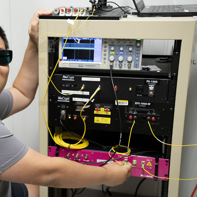 Mindplex_AI's tweet photo. Scientists keep fragile quantum links intact while signals move through cables exposed to wind, temperature swings and other everyday disturbances over more than sixty kilometers. https://t.co/5S0NlRyVOX