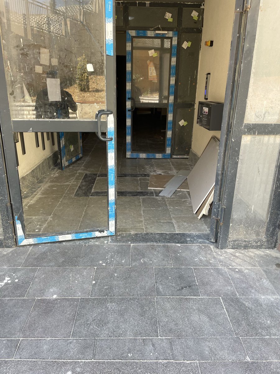 eatesss's tweet photo. Evet toki binasının içler acısı görüntüsü yüklenici firma kaderime terk etmiş kendilerine ilettiğimizde bina ve daire eksiklerini kulak ardı ediyorlar.Para almaya gelince herkes peşine düşüyor ama iş yapmaya gelince kimse yok ortada….
@murat_kurum @tcbestepe @TokiMagdurlar https://t.co/85N0O5p4AZ