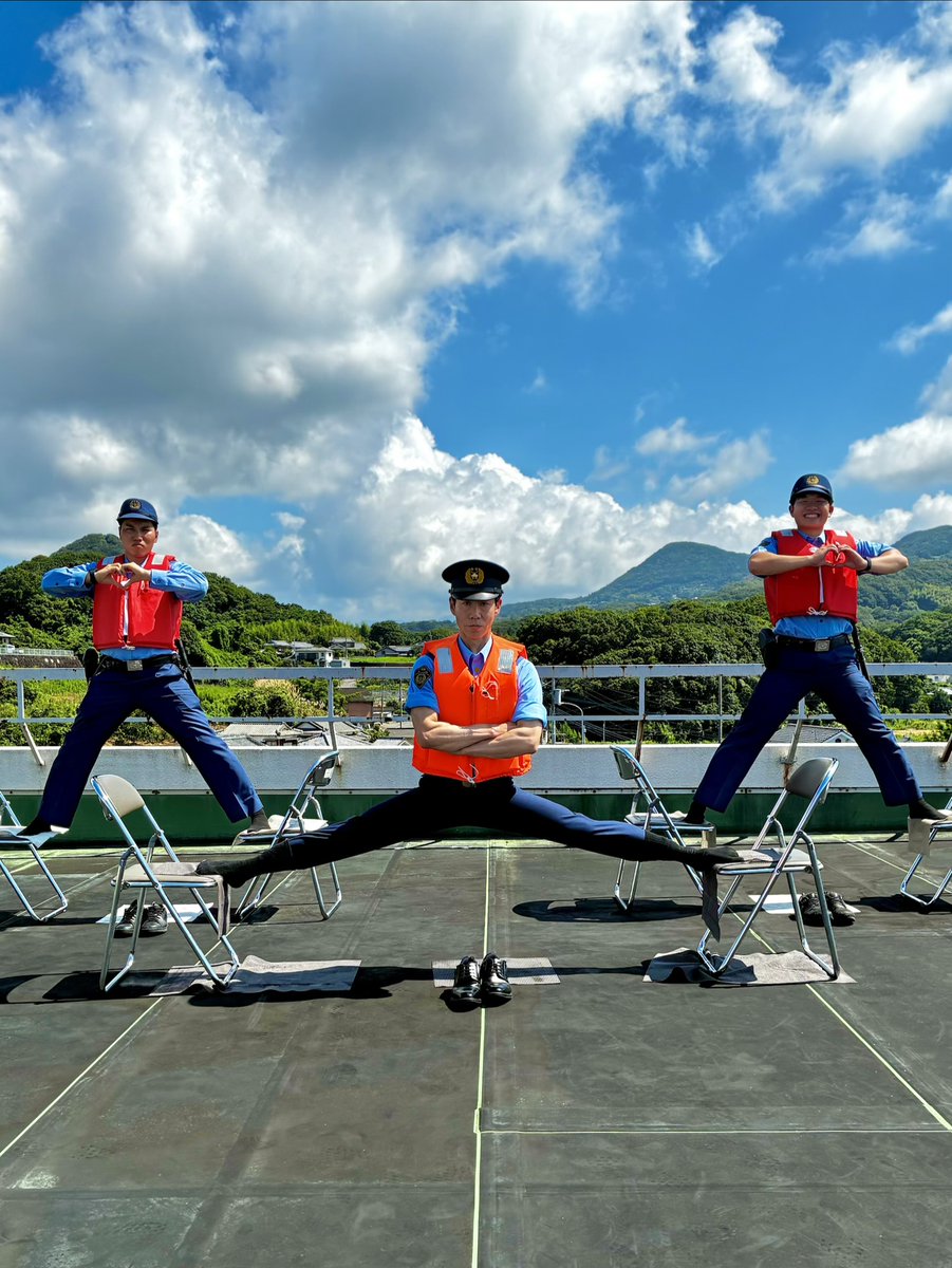 NPP_kikaku's tweet photo. ★南島原警察署
オッス！俺らポーズポリス！
二つ名はライジャケポリス！

たまに言われるけどＡＩ画像じゃないっす
ホントに開脚してます
けっこう鍛錬してます

俺らからのお願いです！
海とかで泳ぐ時はライフジャケットを着けよう
それと熱中症にも気をつけよう
こまめに水分補給をしよう https://t.co/kqWETM51hI
