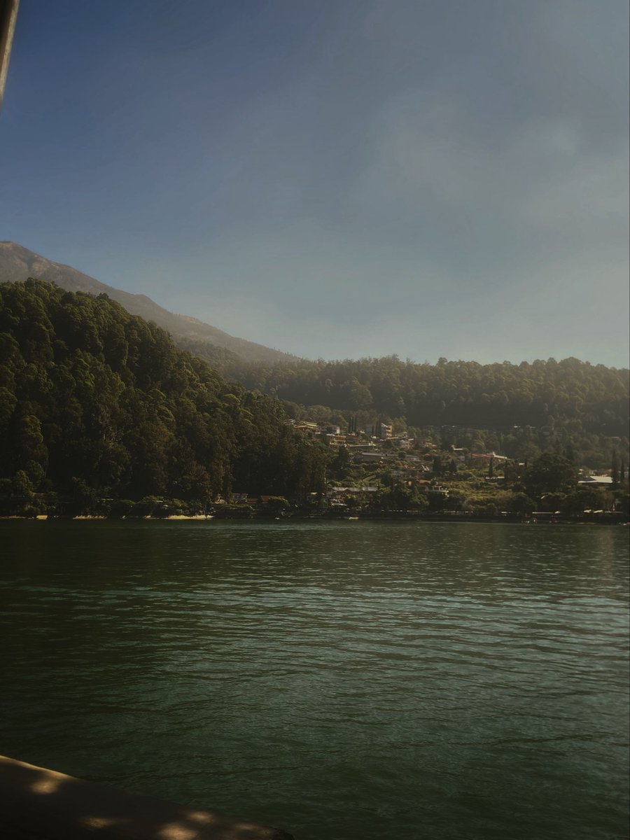 elekkemaki's tweet photo. lake como yach https://t.co/86xvgawG1k