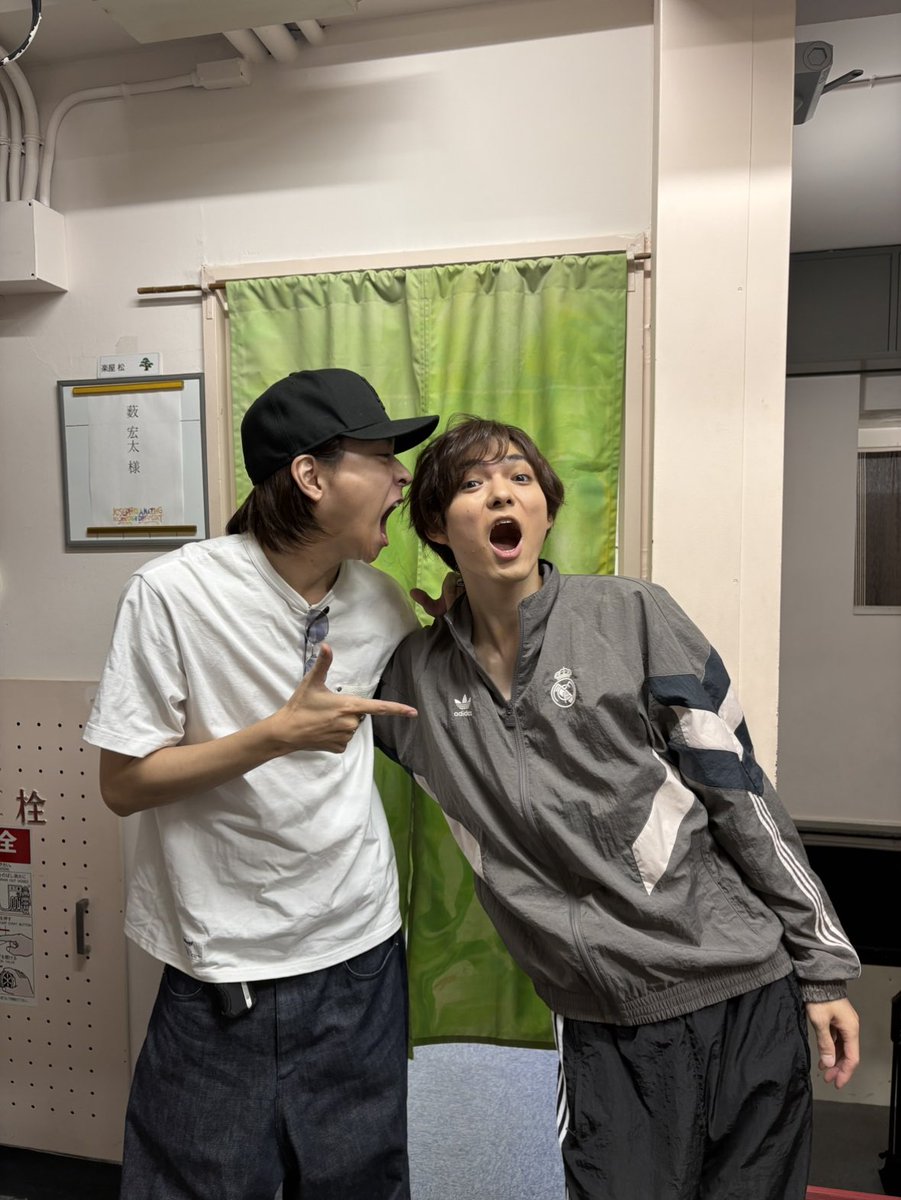 kota_yabu_hsj's tweet photo. ジョセフの昼公演本番終ったら楽屋の前になんか八乙女光みたいな人がいた！ https://t.co/l2ug2Q6Kk2