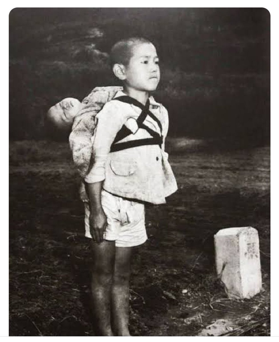 klausamtresen's tweet photo. Ein 8 jähriger japanischer Junge trägt den Leichnam seines kleinen Bruders nach dem Atombombenabwurf der US-Kriegsverbrecher zur Einäscherung.
Ein Foto das zum  Symbol der Unmenschlichkeit der US-Atomangriffe auf #Hiroshima und #Nagasaki wurde. https://t.co/d038ZWzpG1
