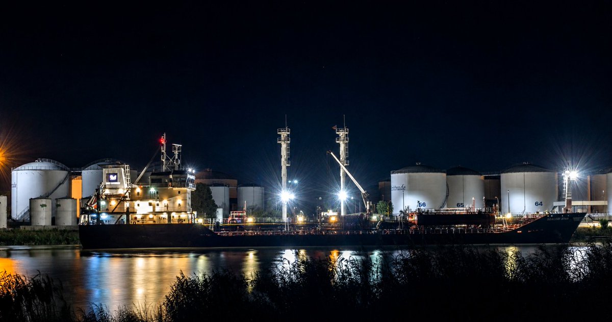 LSevitrade's tweet photo. La actividad no se detiene al caer la noche.

En la Terminal Logística de Líquidos operamos 24/7 para atender la llegada y descarga de buques cisterna.

La coordinación entre el personal de la instalación y los consignatarios garantiza un servicio ágil, seguro y permanente. https://t.co/gd9fWl4l2C