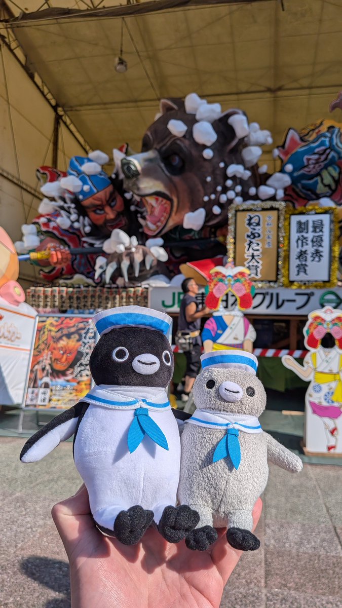 alpaonsensan's tweet photo. 今日は、青森ねぶたまつりの夜間合同運行最終日！
そして、JR東日本ねぶた、最優秀のねぶた大賞おめでとう！
Suicaのペンギンさんたち、みんなでねぶた小屋のラッセランドに行き、出陣準備中のJRねぶたと、記念にパチリ！クマさんもニッコリ！ https://t.co/Dlh6SfhjI2