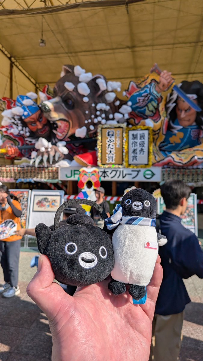 alpaonsensan's tweet photo. 今日は、青森ねぶたまつりの夜間合同運行最終日！
そして、JR東日本ねぶた、最優秀のねぶた大賞おめでとう！
Suicaのペンギンさんたち、みんなでねぶた小屋のラッセランドに行き、出陣準備中のJRねぶたと、記念にパチリ！クマさんもニッコリ！ https://t.co/Dlh6SfhjI2