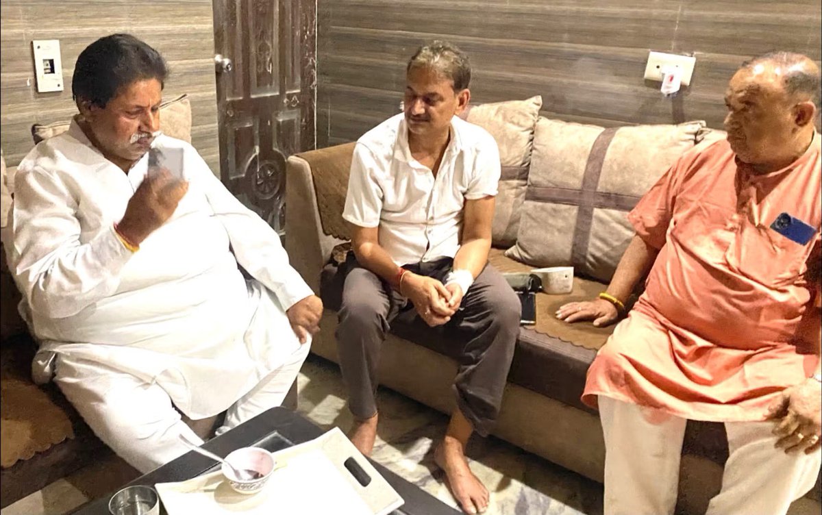 SatishSharmainc's tweet photo. Grateful to J&amp;K PCC Working President Mr. Raman Bhalla for visiting my residence today and enquiring about my health after yesterday’s protest injury. Thank you for your concern and support. @RahulGandhi @NasirHussainINC @TariqKarra @PargatSOfficial @DivyaMaderna @GAMIR_INC https://t.co/HJh9NUPyyc