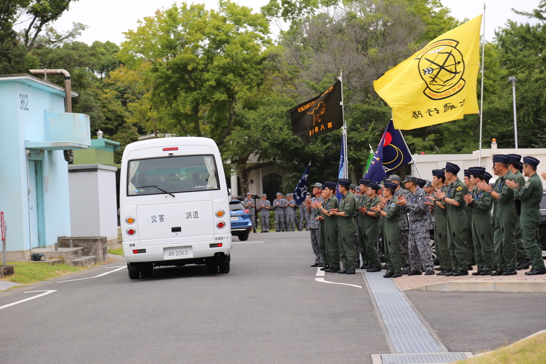 jasdf_tsuiki's tweet photo. 令和８年熊本地震の発災から約１週間が経過しました。

築城基地では、発災当初に派遣された隊員が要員交代のために帰隊する一方、新たな任務のために、今もなお、多くの隊員が被災地へ派遣されています。

派遣隊員には、自ら志願した女性隊員も多数在籍しています。細かな気配りや丁寧な対応で被災された方のストレスを少しでも軽減したいと、率先して任務を遂行しています。

また、本来は隊員が被災された方に寄り添うべき立場でありますが、現地やSNSにおいて沢山の温かいお言葉をいただき感謝申し上げます。現地の隊員はもちろん、築城基地で準備等を行う隊員にとっても大変励みとなっております。

引き続き、築城基地は隊員ひとりひとりが被災地に全力で寄り添った活動を続けてまいります。

#航空自衛隊 #築城基地 #災害派遣 #令和８年熊本地震