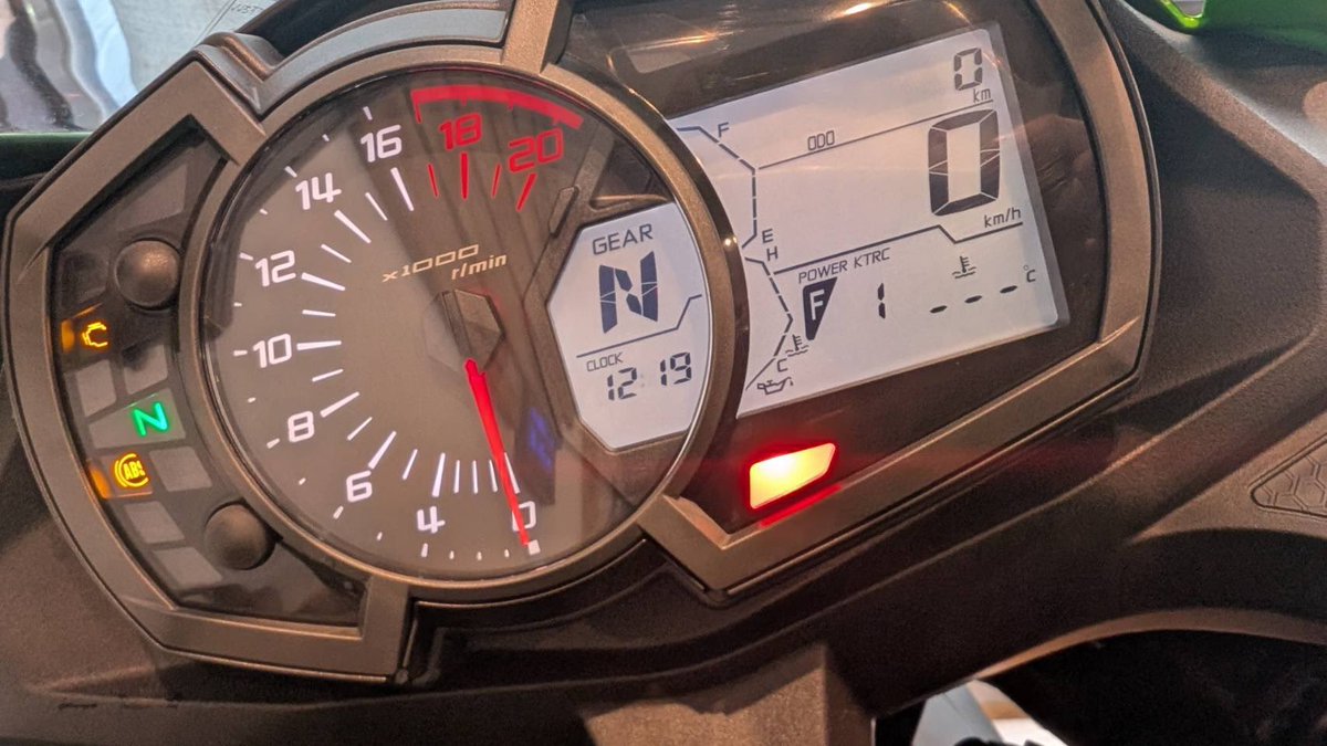 PUltra27's tweet photo. Ninja ZX-25R SE新古車 売ります。
新古車です。
走行距離700m
新品バッテリー
現車確認可能です。
ナンバー無し

埼玉県からです。
取りに来て下さい。陸送しません。 https://t.co/imanrsaFZO