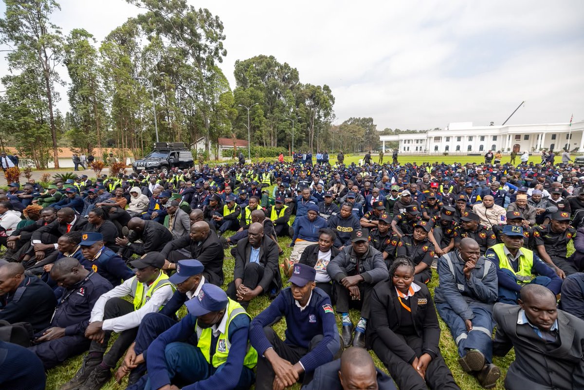citizentvkenya's tweet photo. President Ruto hosts over 10,000 Nairobi Security Guards at State House, Nairobi https://t.co/MyvY74RHX2