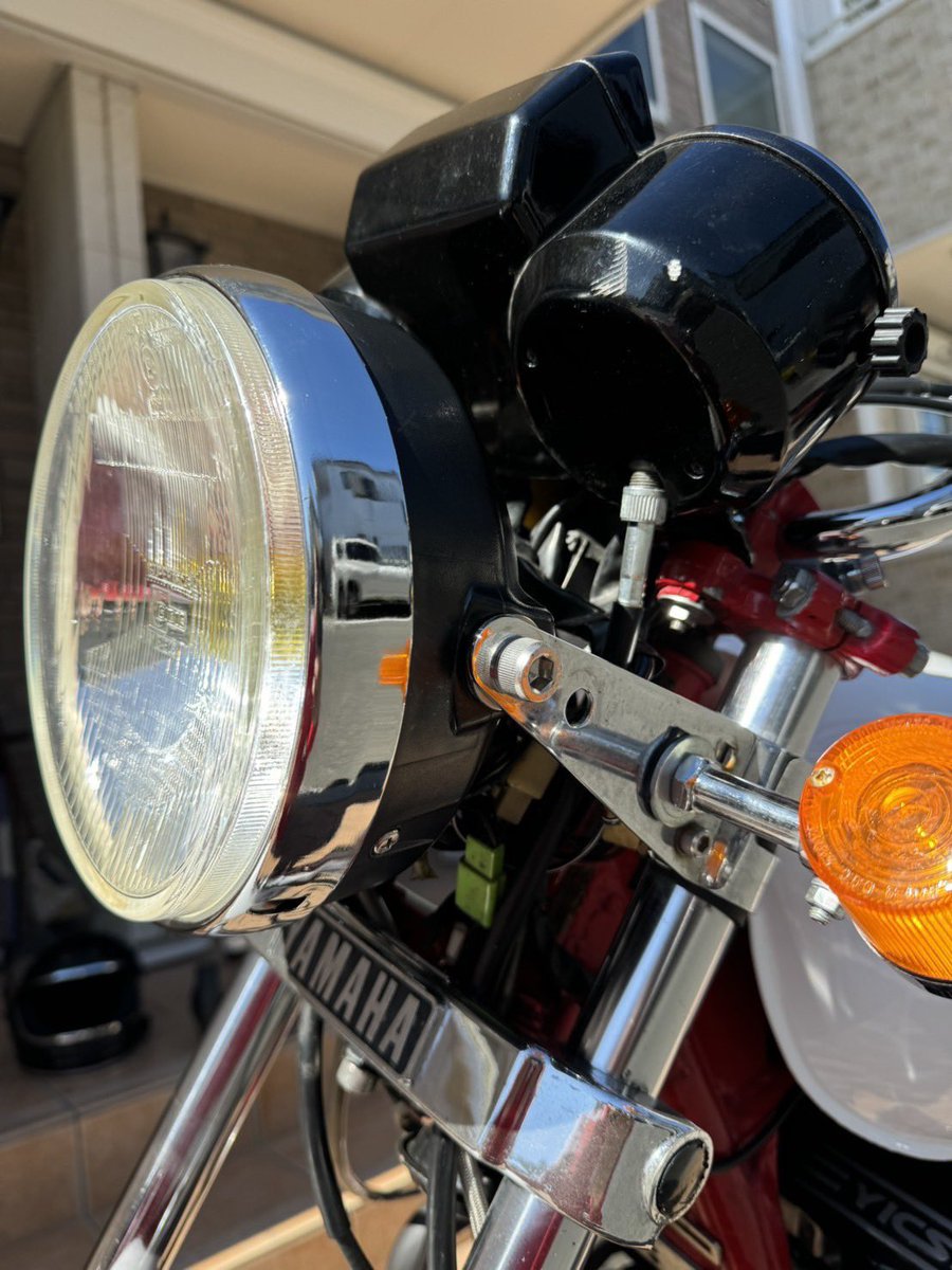 tcg_era_live's tweet photo. 🚨🚨【拡散希望・バイク盗難】🚨🚨

私の大切な愛車が盗難に遭いました。

200万円以上かけて仕上げたヤマハ XJ400Dです。
長い時間と費用をかけて大切にしてきたバイクなので、本当に悔しいです。

【盗難車両】
🏍️ ヤマハ XJ400D

【ナンバー】
松戸 あ 5396

【特徴】
・白×赤×黒カラー
・赤フレーム
・黄色ヘッドライト
・BEETエンジンカバー
・集合管マフラー
・白フェンダー
・かなり目立つ仕様です。

【盗難場所】
📍千葉県松戸市栄町6丁目付近

【盗難日時】
📅2026年8月2日〜8月4日頃

もし見かけた方、保管場所をご存じの方、フリマアプリ・Yahoo!オークション・SNS・中古パーツ販売などで車体や部品を見かけた方は、どんな小さな情報でも構いませんのでご連絡ください。

犯人への直接の接触はせず、警察への通報またはDMで情報提供をお願いいたします。

拡散していただけるだけでも大きな力になります。
どうかご協力よろしくお願いいたします。

#バイク盗難 #拡散希望