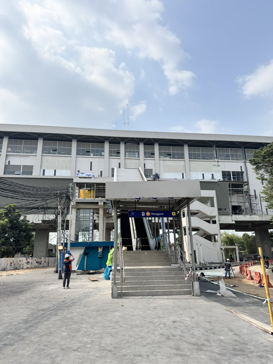 adriansyahyasin's tweet photo. Pintu akses stasiun LRT Manggarai yang kian hari kelihatan juga bentuknya mengejar bulan ini dibuka heheh

Signage sudah dipasang, akses skybridge ke stasiun KRL juga lagi dikebut

Menunggu waktu Manggarai - Kelapa Gading akhirnya bisa naik LRT. Fix bakal jadi hotspot aktivitas baru