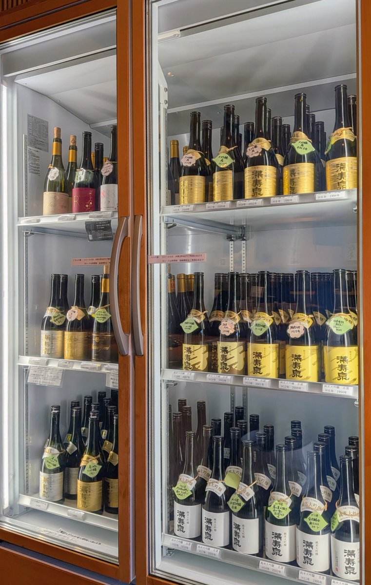 ume3956's tweet photo. 先週末は満寿泉の桝田酒造沙石を午前中から訪問。ガラスケースびっしりの満寿泉は壮観。眼福。30分の呑み放題で10種類以上を堪能した。満足！ https://t.co/AeuuHljv8Q