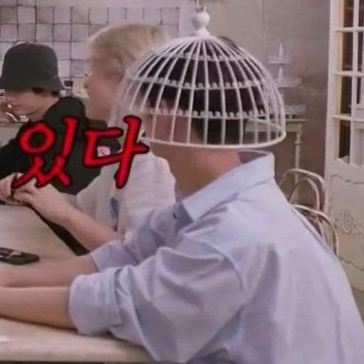 joshuaaaa1obe's tweet photo. 조슈아 자꾸 머리에 이상한거 쓰고있음 https://t.co/Rp0HRRDiSU