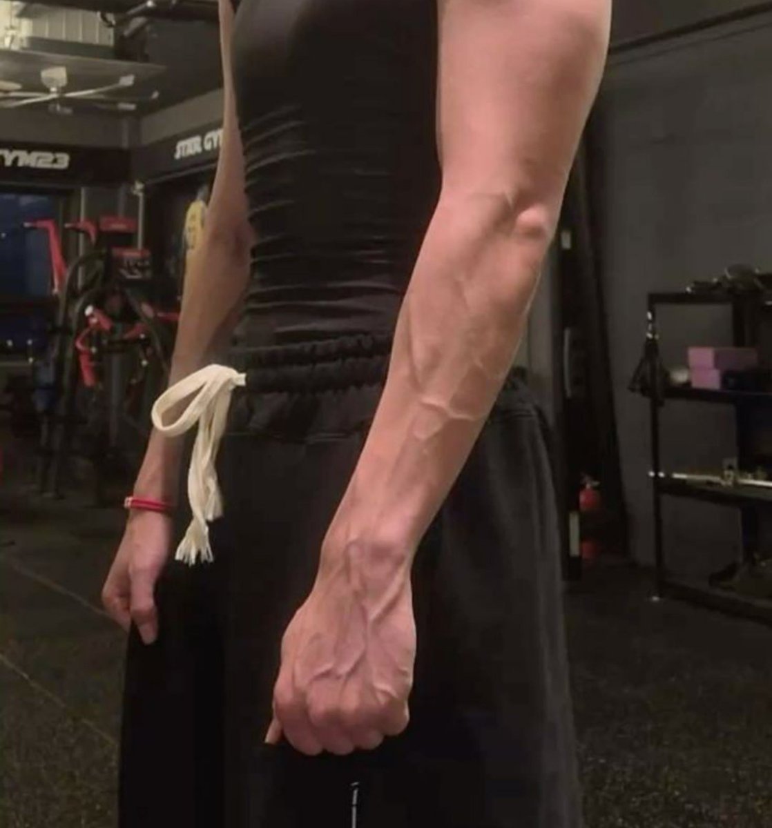 tekoology's tweet photo. veiny abs, veiny hands, veiny neck, veiny legs https://t.co/30UQpqGnWq