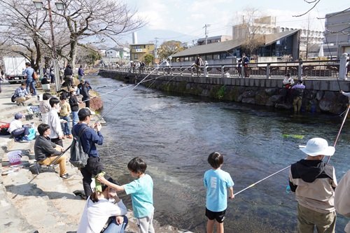 FujinomiyaCity's tweet photo. ■親子マス釣り教室　事前申込が始まります■
神田川で無料のマス釣り教室を開催します。8/8（土）から事前申込が始まります。
https://t.co/mLsu4P3sQy https://t.co/BRsjtKviOd