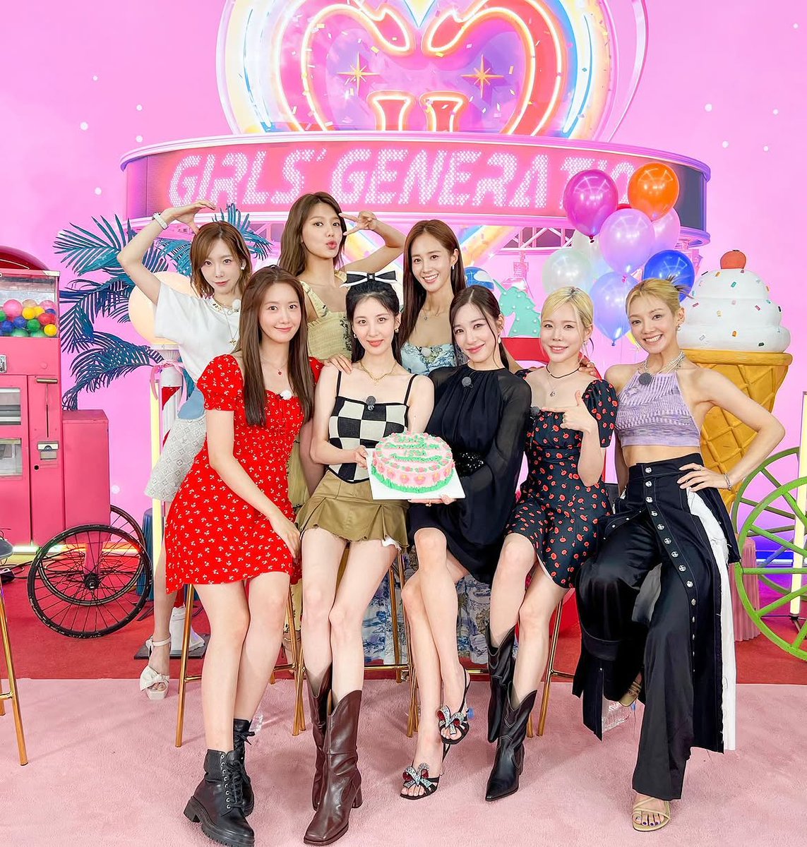 cutiepielim's tweet photo. melihat huru-hara (lovingly) beberapa hari ini di time line bikin aku sadar, ternyata sebagai sone kita beruntung guys❗️🥹💗
soshi member gapernah lupain anniversary mereka, selalu ngumpul kalo emang bisa, comeback di 15th anniversary kemarin, bahkan sekarang udah nyiapin buat 20th anniversary tahun depan😭💗

selalu sama-sama yaa kalian semua sampai 30 atau 40 tahun nanti, sone tetep bakalan setia❗️🥹💖
#gg4eva